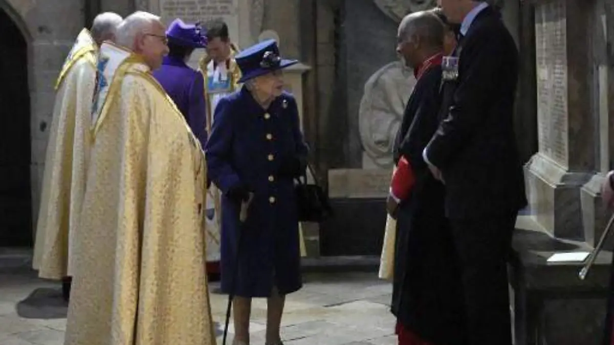 Reina Isabel con bastón-AFP